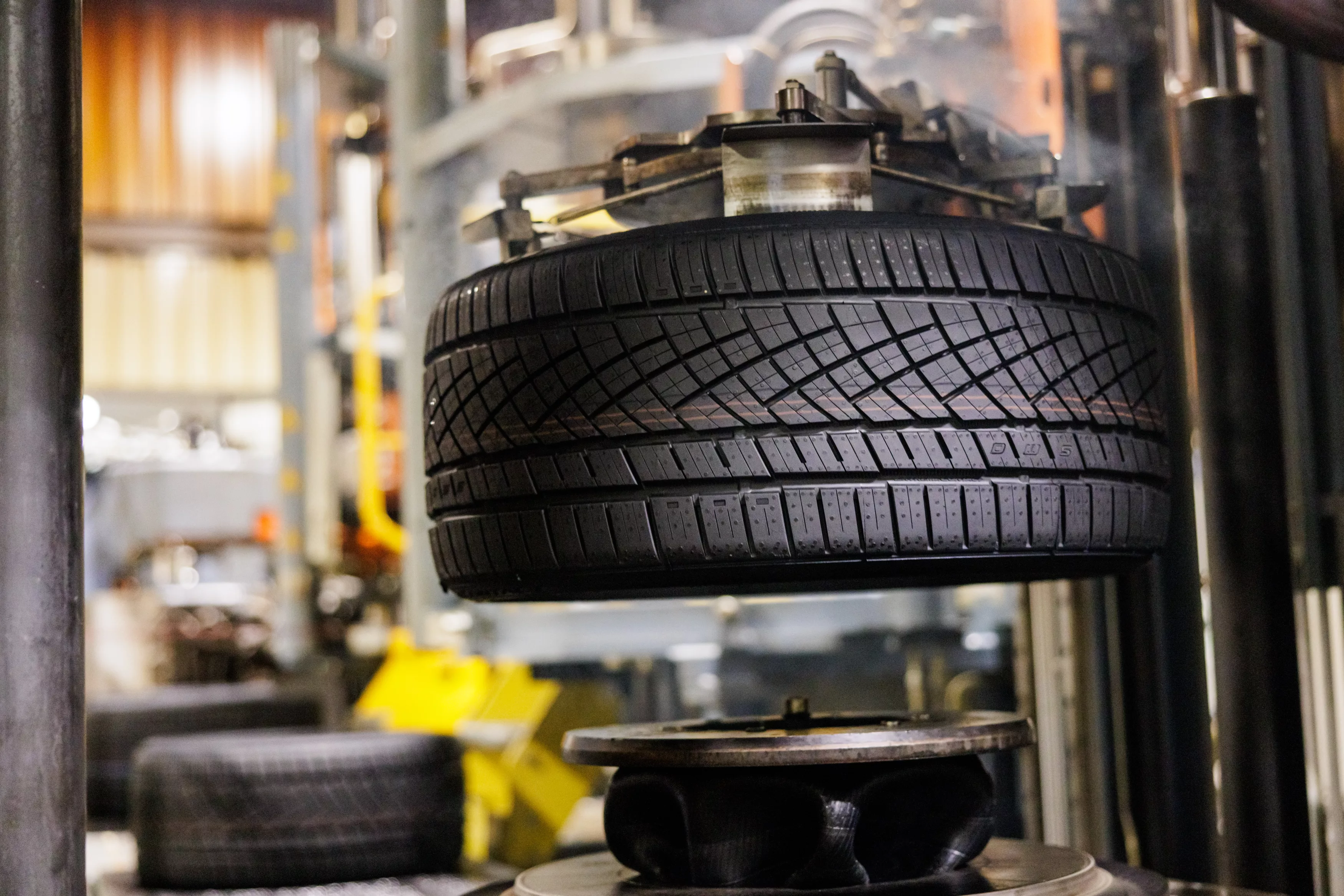 Production of ultra-high-performance tires at Continental in Korbach